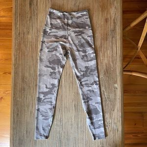 Beyond Yoga camo legging xs